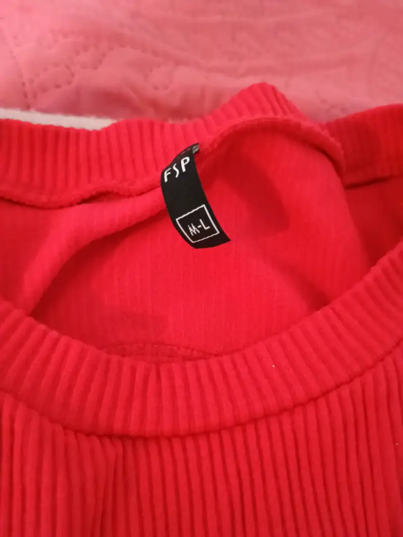 Polera sin mangas rojo con diseño moderno - 2