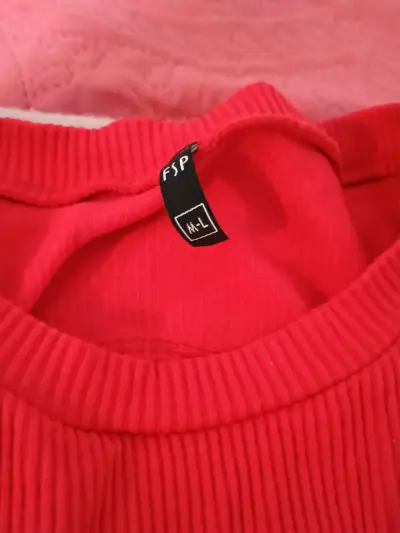 Polera sin mangas rojo con diseño moderno - miniatura 2