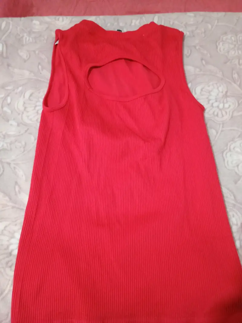 Polera sin mangas rojo con diseño moderno - 3