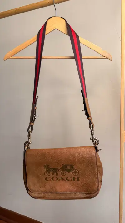 Cartera de cuero Coach marrón con correa ajustable - miniatura 4
