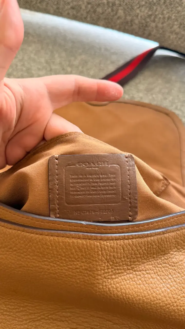 Cartera de cuero Coach marrón con correa ajustable - 6