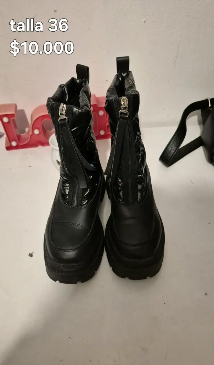 Botas negras talla 36 con cierre frontal
