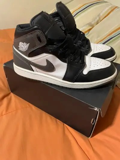 Zapatillas Nike Air Jordan 1 Mid Blanco y Negro - miniatura 1