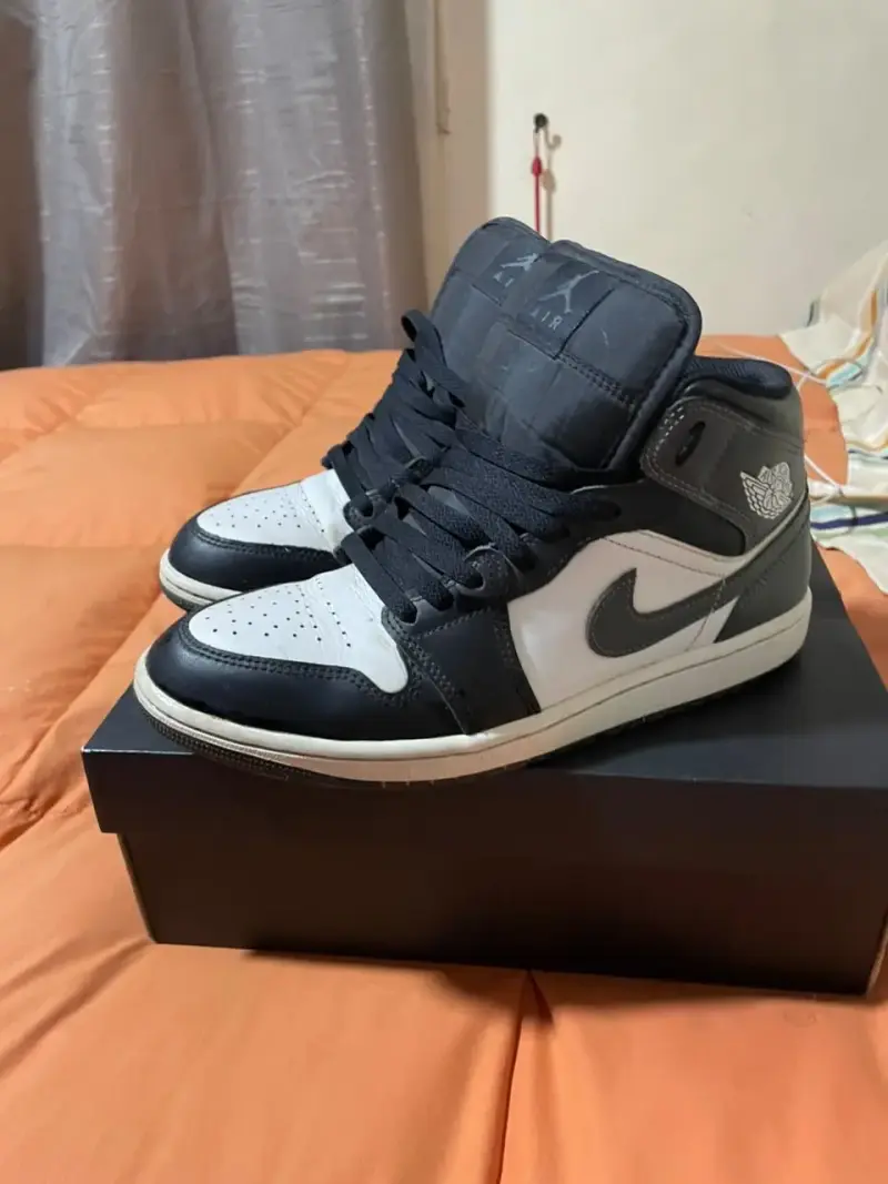 Zapatillas Nike Air Jordan 1 Mid Blanco y Negro - 3