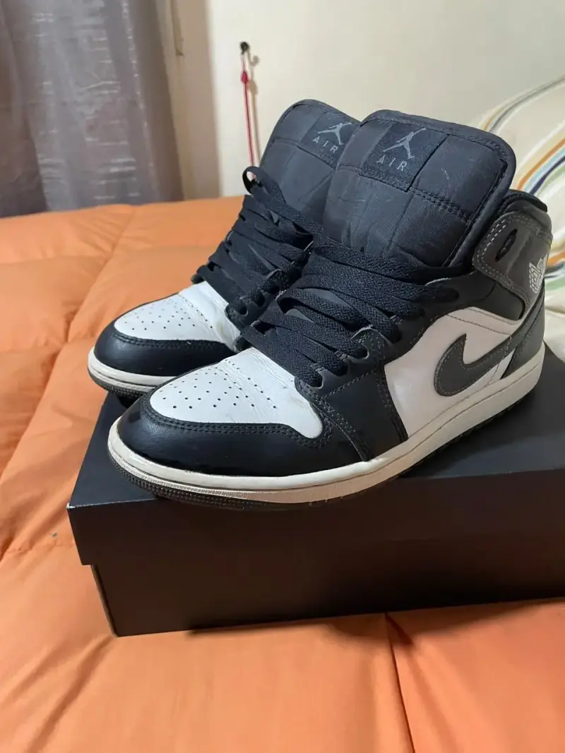 Zapatillas Nike Air Jordan 1 Mid Blanco y Negro - 5