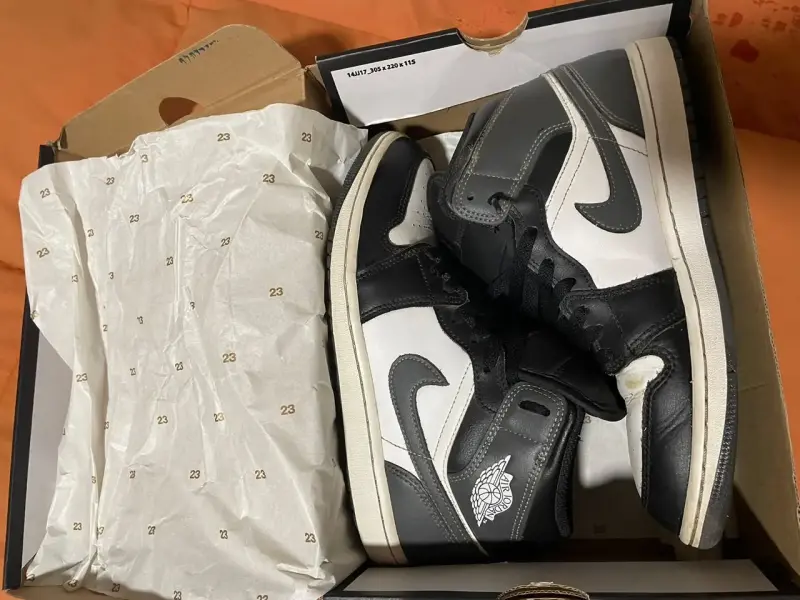Zapatillas Nike Air Jordan 1 Mid Blanco y Negro - 6