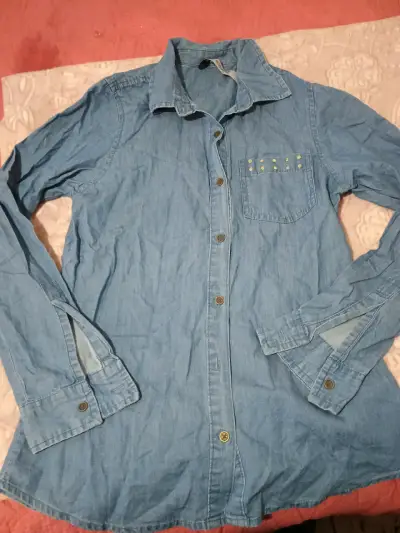 Camisa de mezclilla azul con detalles en bolsillo - miniatura 1