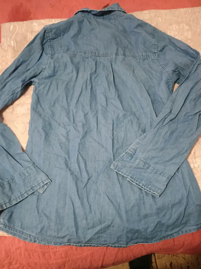 Camisa de mezclilla azul con detalles en bolsillo - 2