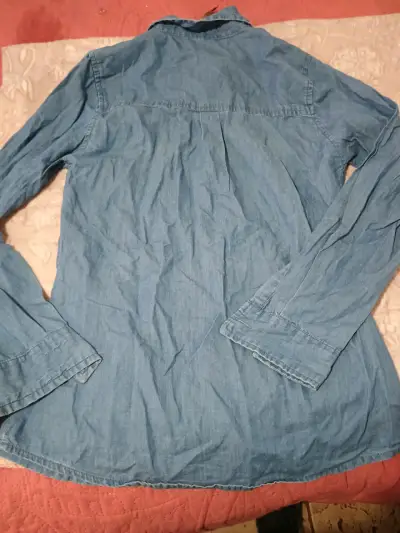 Camisa de mezclilla azul con detalles en bolsillo - miniatura 2
