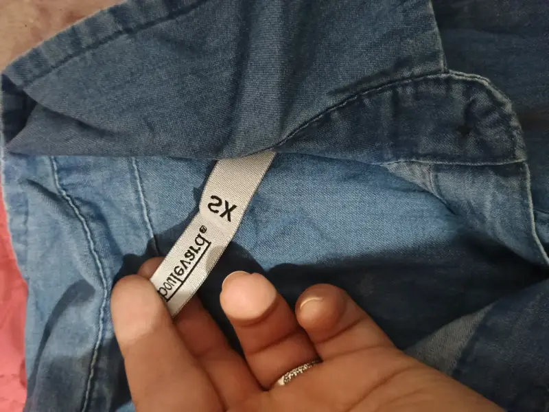 Camisa de mezclilla azul con detalles en bolsillo - 3