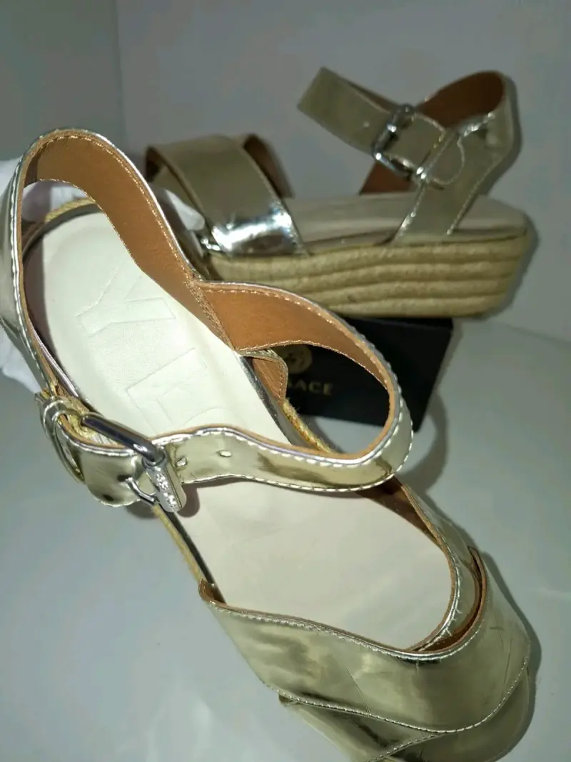 Sandalias de plataforma doradas Bimba lola - 2