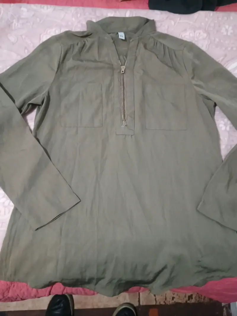 Blusa verde oliva con cierre frontal - 1