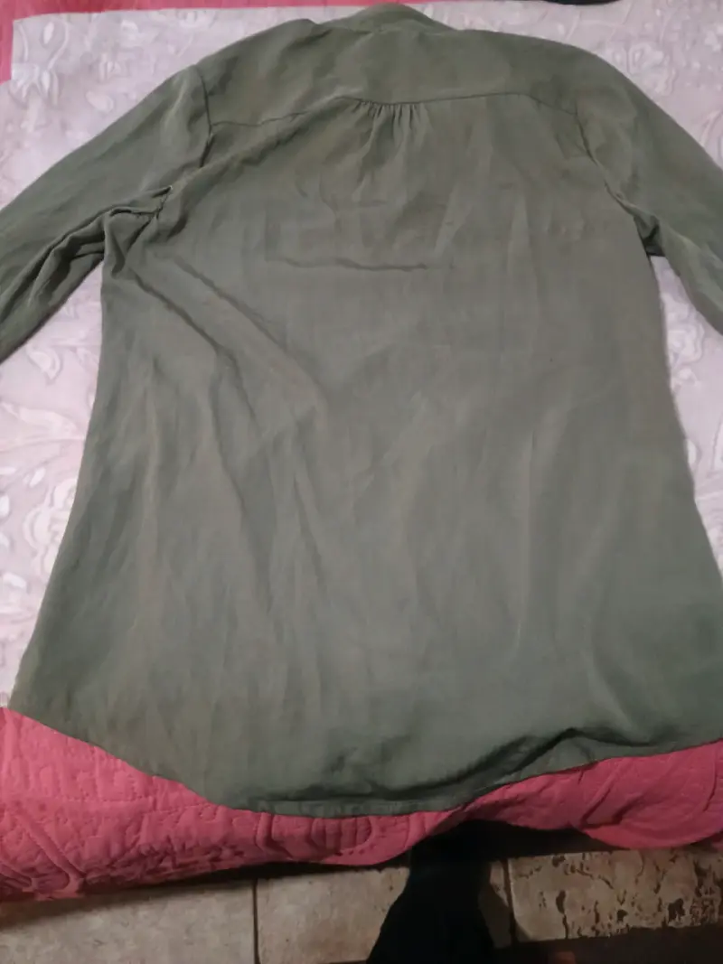Blusa verde oliva con cierre frontal - 2