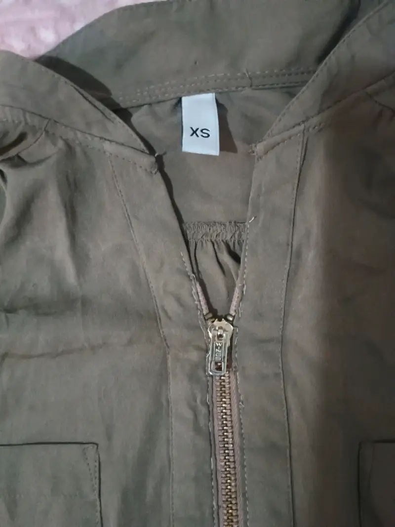 Blusa verde oliva con cierre frontal - 3