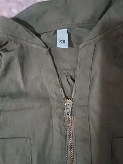 Blusa verde oliva con cierre frontal - miniatura 3