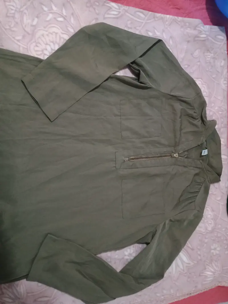 Blusa verde oliva con cierre frontal - 4