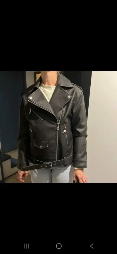 Chaqueta de cuero negra estilo motociclista - miniatura 3
