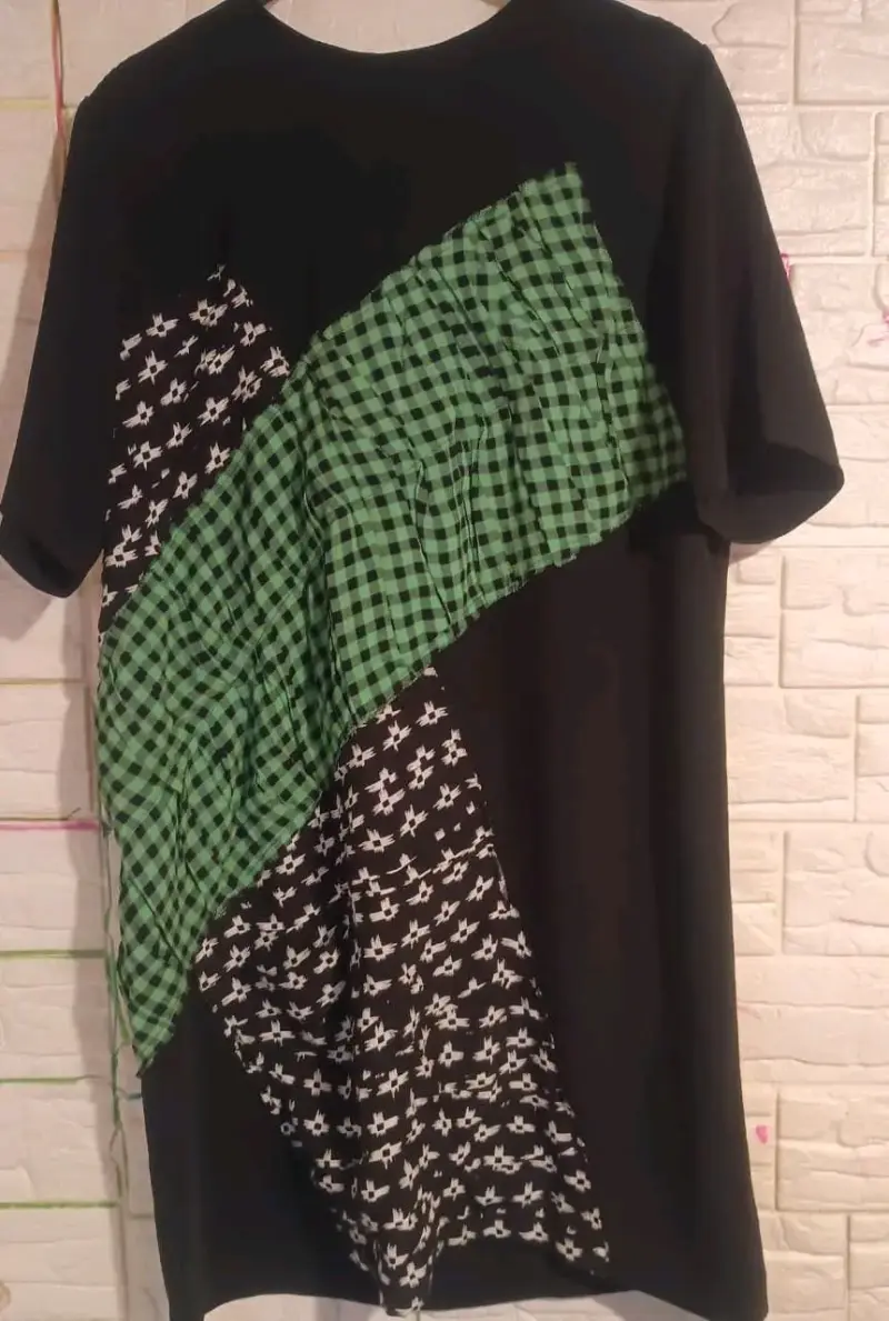 Vestido negro con diseño de cuadros y estampado f