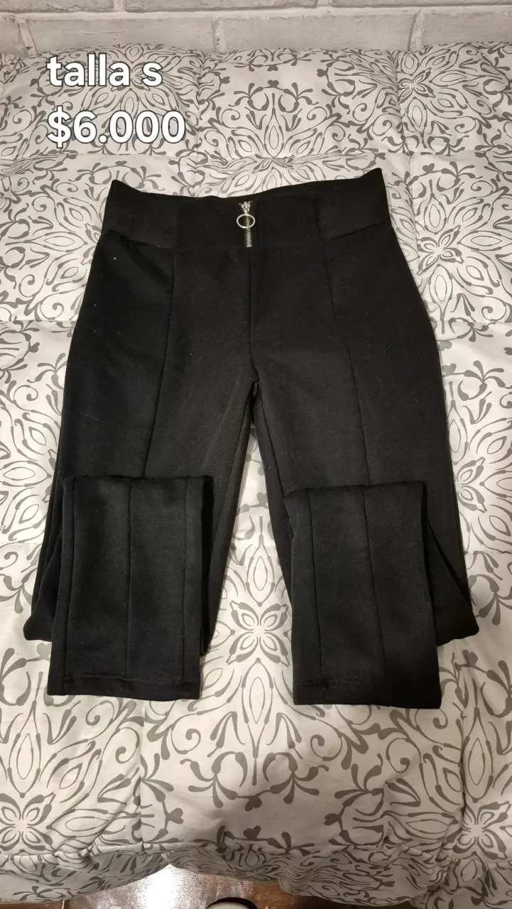 Pantalones negros talla S con cierre decorativo