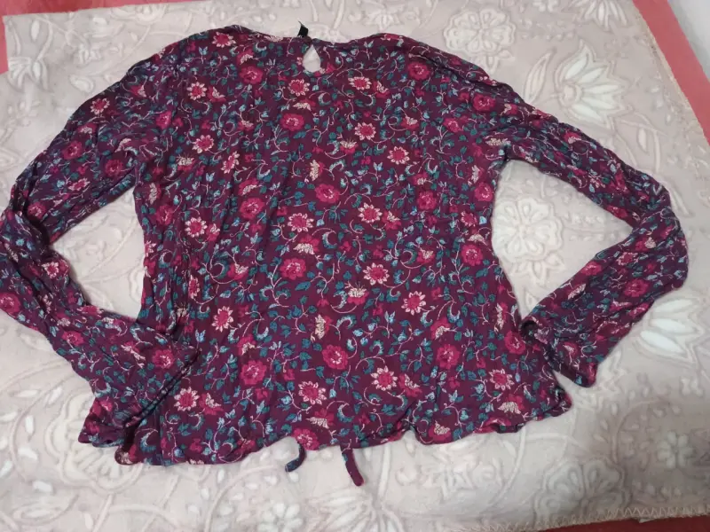 Blusa floral manga larga color burdeos - 2