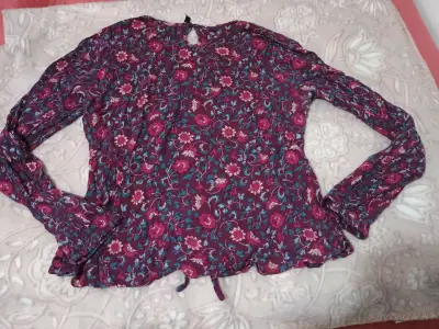 Blusa floral manga larga color burdeos - miniatura 2