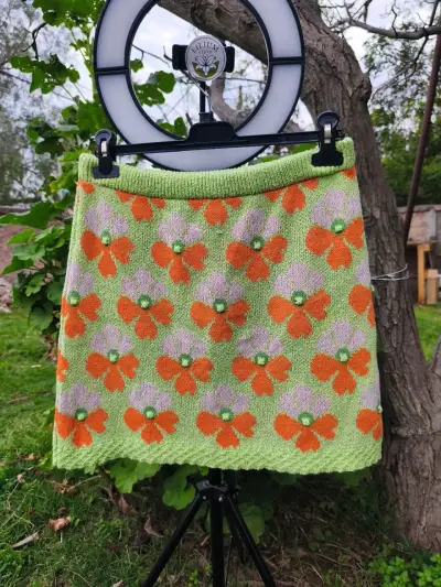 Falda tejida con diseño floral verde y naranja - miniatura 1