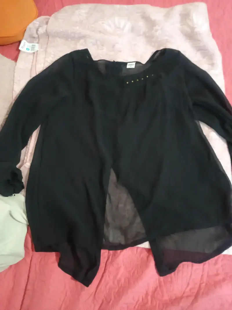Blusa negra con detalles dorados Benita - 1