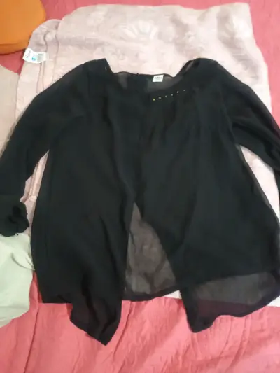 Blusa negra con detalles dorados Benita - miniatura 1