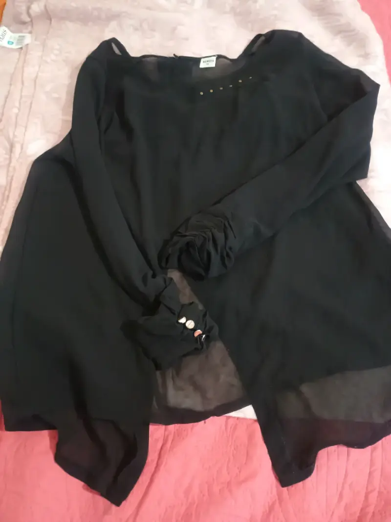 Blusa negra con detalles dorados Benita - 2