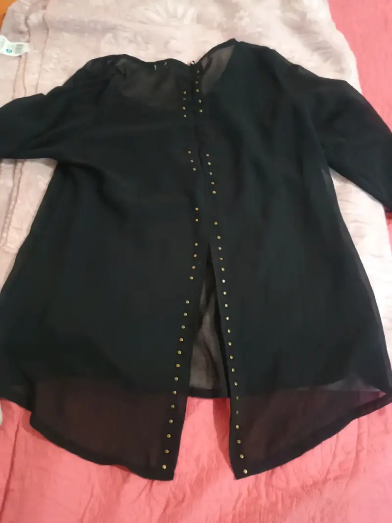 Blusa negra con detalles dorados Benita - 3