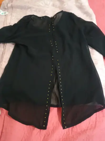 Blusa negra con detalles dorados Benita - miniatura 3