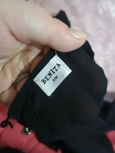 Blusa negra con detalles dorados Benita - miniatura 4