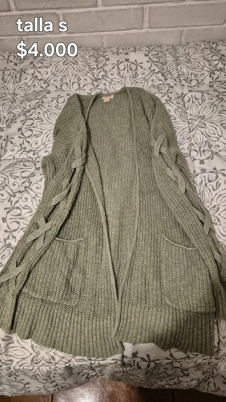 Chaleco abierto verde con diseño trenzado