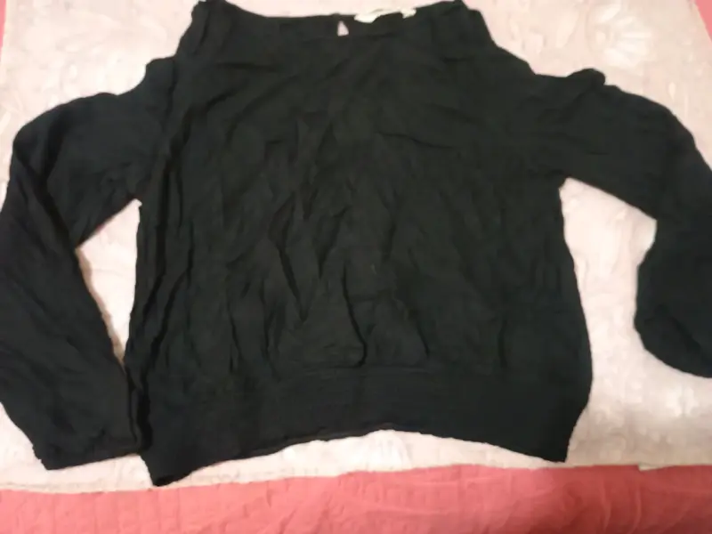 Blusa negra de manga larga con hombros descubiertos - 1