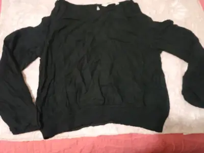 Blusa negra de manga larga con hombros descubiertos - miniatura 1