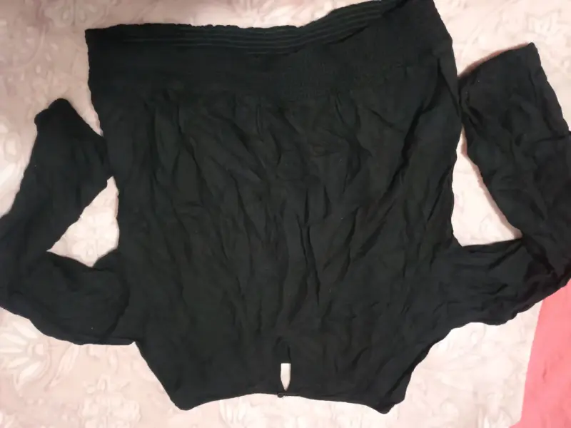 Blusa negra de manga larga con hombros descubiertos - 2