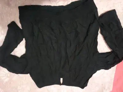 Blusa negra de manga larga con hombros descubiertos - miniatura 2