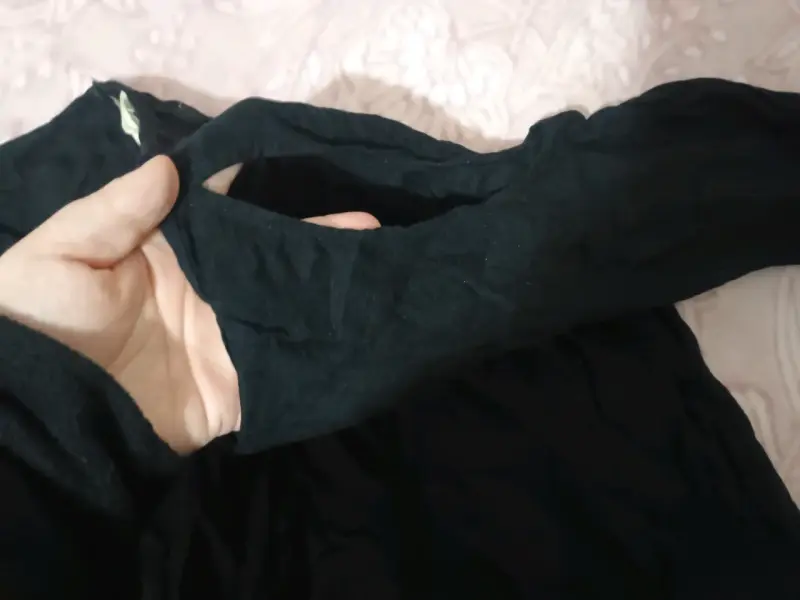 Blusa negra de manga larga con hombros descubiertos - 3