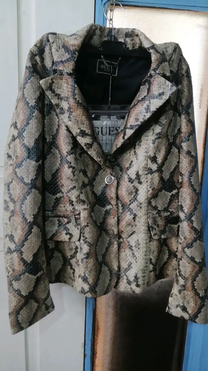 Chaqueta Guess de piel sintética con estampado de - 1