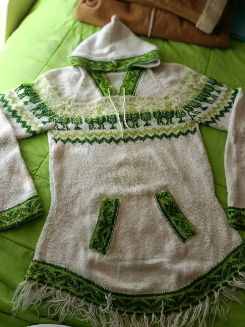 Poncho de lana Niña 14 con capucha y diseño verde - 1