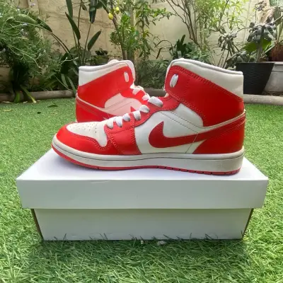 Zapatillas Air Jordan rojo con blanco - miniatura 3