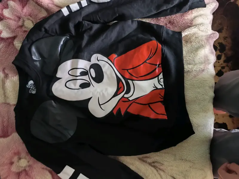 Polerón negro con diseño de personaje animado