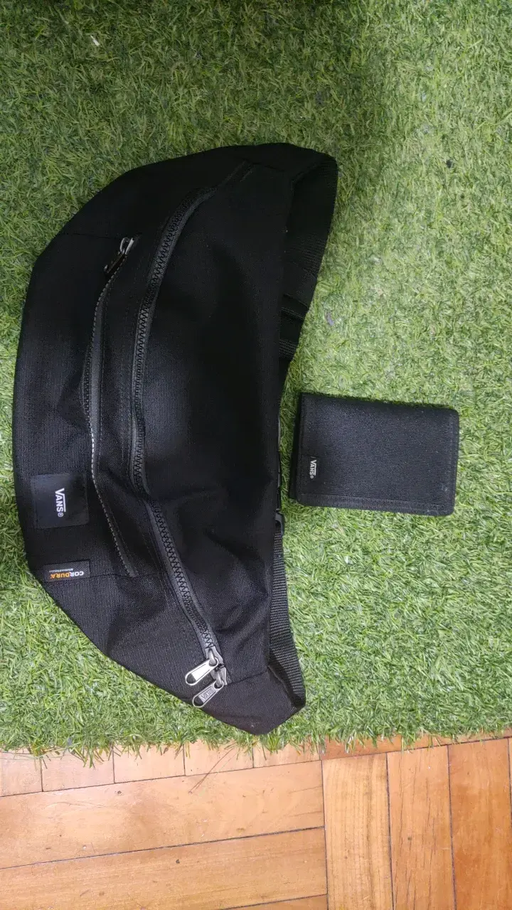 Riñonera negra Vans y cartera vans - 3