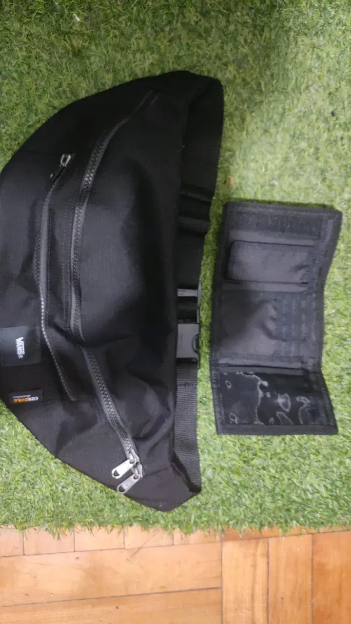 Riñonera negra Vans y cartera vans - 4