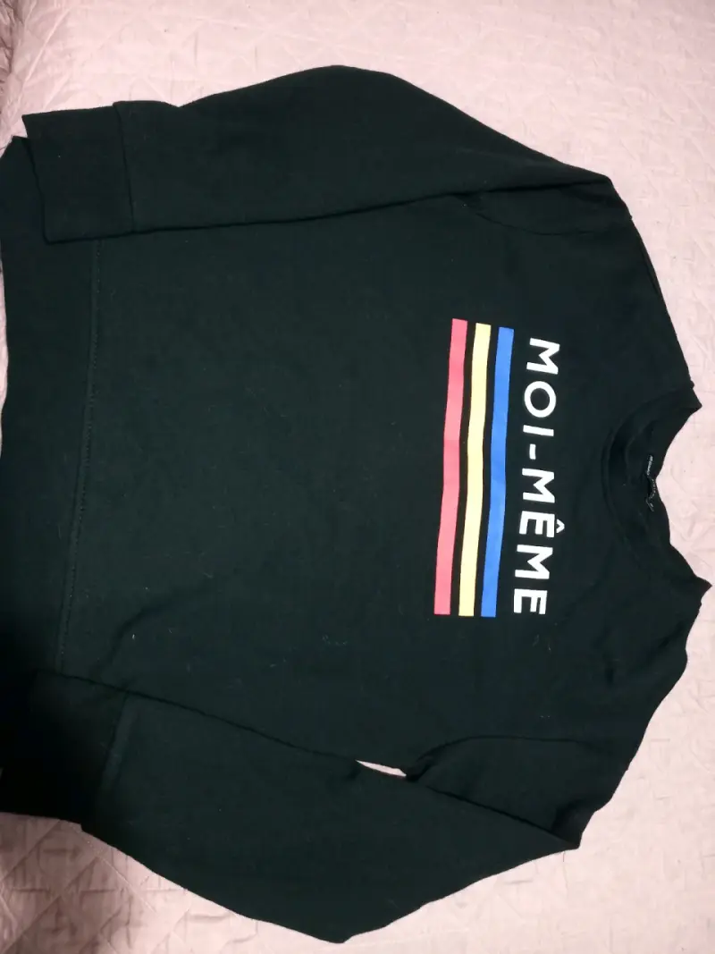 Polerón negro con diseño Moi-Même
