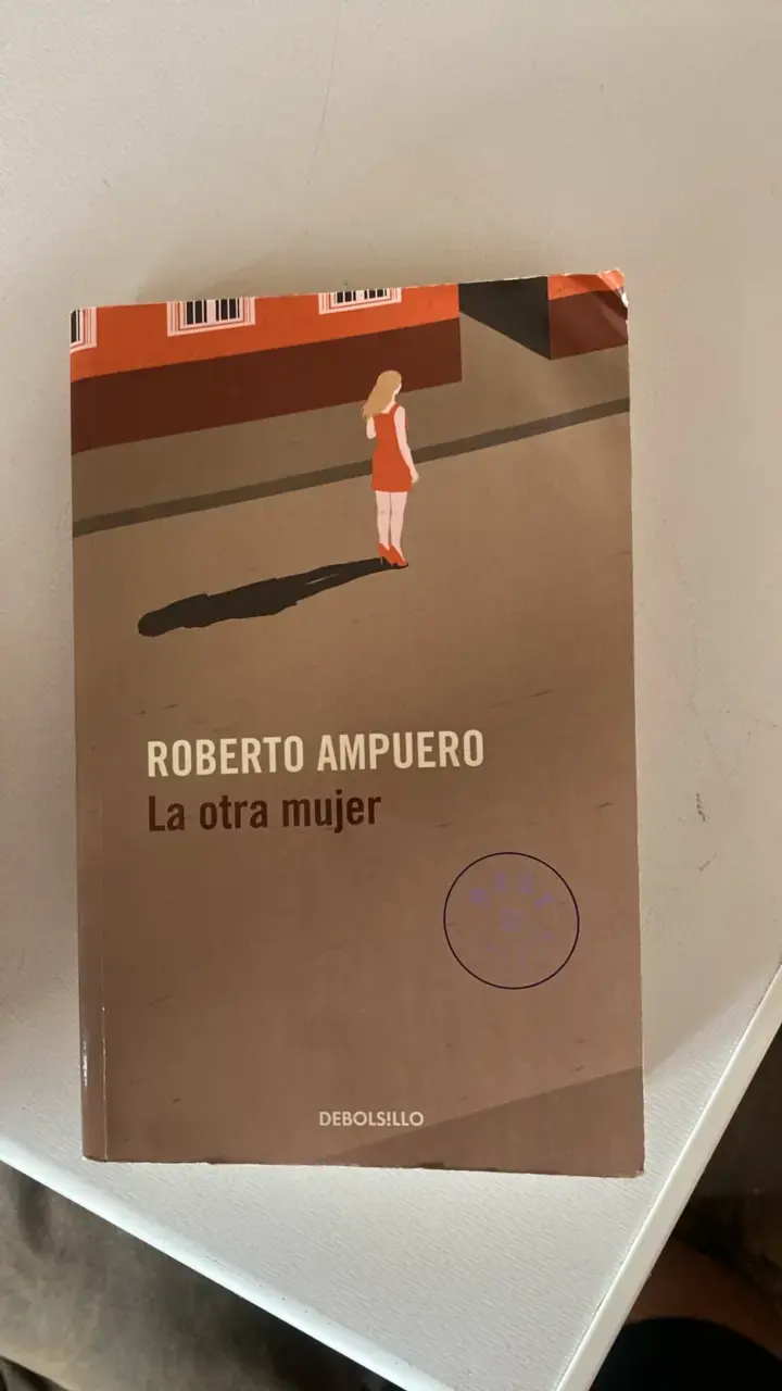 Libro 'La Otra Mujer' de Roberto Ampuero - 1