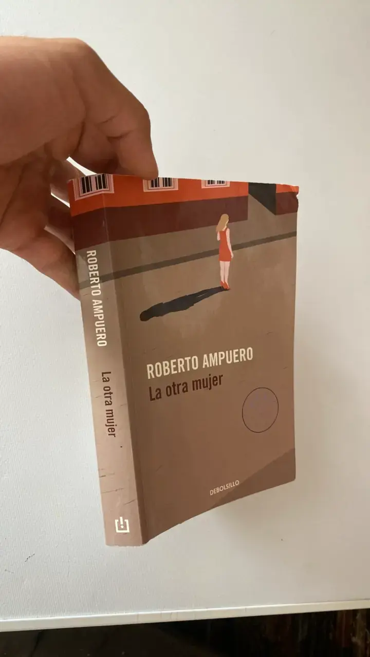 Libro 'La Otra Mujer' de Roberto Ampuero - 2