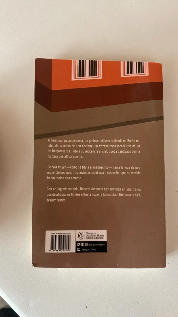 Libro 'La Otra Mujer' de Roberto Ampuero - 3