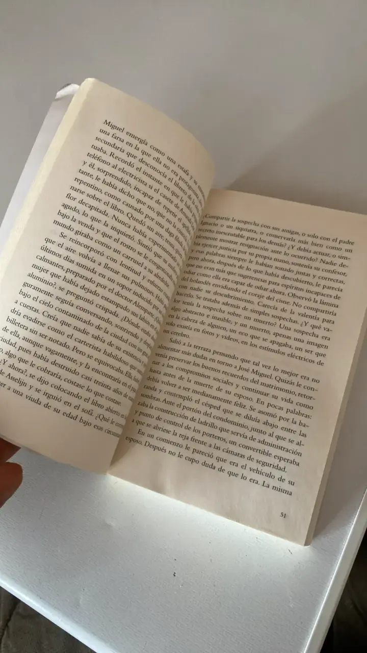 Libro 'La Otra Mujer' de Roberto Ampuero - 4