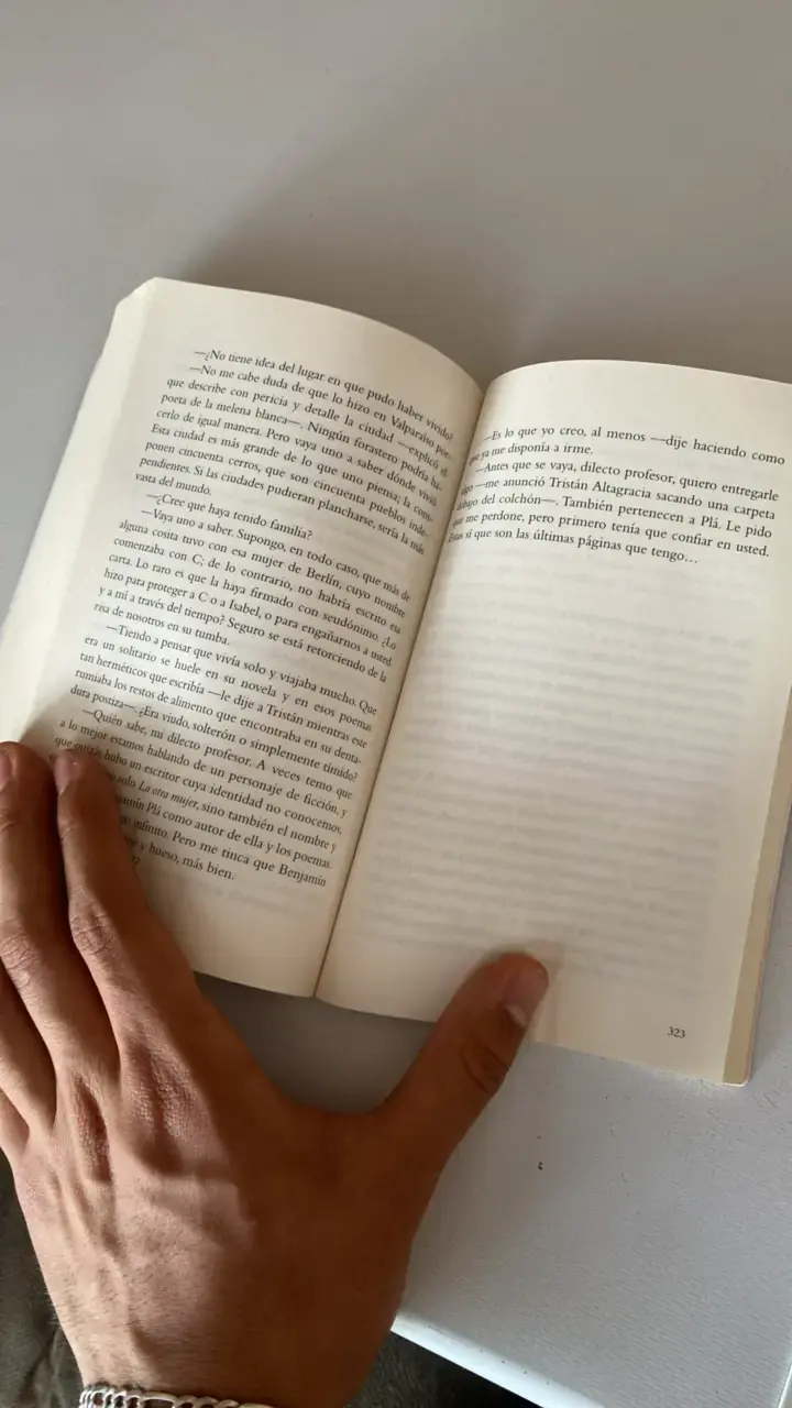 Libro 'La Otra Mujer' de Roberto Ampuero - 5